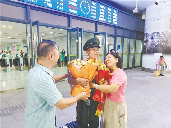 蓬江區(qū)退役軍人劉福林與父母熱烈擁抱。羅霈攝