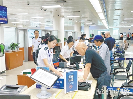 在江門(mén)市化解不動(dòng)產(chǎn)登記歷史遺留問(wèn)題辦理不動(dòng)產(chǎn)權(quán)證專(zhuān)場(chǎng)，工作人員協(xié)助業(yè)主實(shí)現(xiàn)“一站式辦結(jié)”。