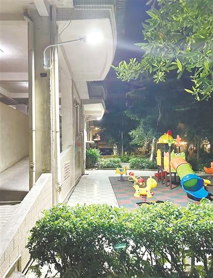 夜里，安裝掛墻路燈后的盈翠苑小區(qū)不再昏暗，居民下樓活動更安心。