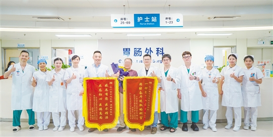 患者家屬專(zhuān)程送來(lái)兩面錦旗。