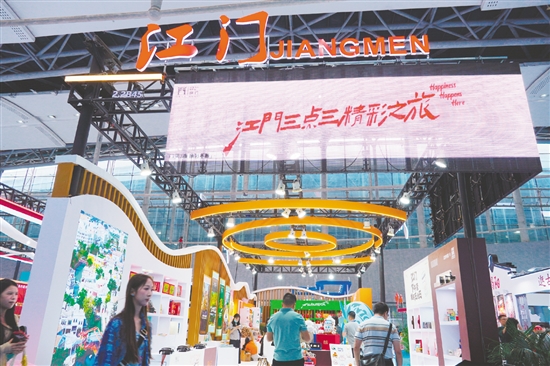 踏入江門(mén)展館，濃郁的僑鄉(xiāng)文化氣息撲面而來(lái)。