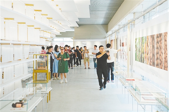 旅游行業(yè)代表們實(shí)地考察東甲原枝陳皮文化館。