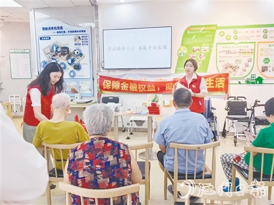 江門平安工作人員為老年人講解詐騙套路。