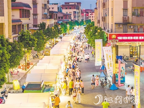 崖門圩鎮(zhèn)主街區(qū)洋溢著東南亞風(fēng)情，吸引大批市民游客前來。