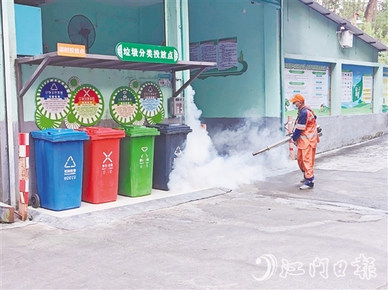 在北園新村垃圾收集點，環(huán)衛(wèi)工人進(jìn)行藥物噴灑。