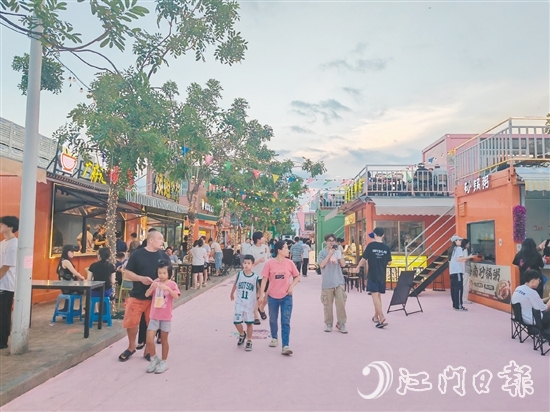 南職大學(xué)路限時(shí)步行街啟用后，吸引周邊群眾、師生及游客前來打卡。
