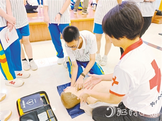 學(xué)生在講師的指導(dǎo)下反復(fù)練習(xí)，熟練掌握急救動(dòng)作要領(lǐng)。