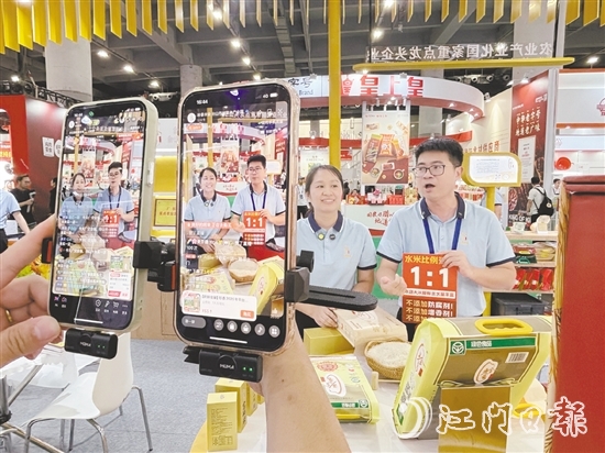 展會(huì)期間，臺(tái)國糧集團(tuán)同步開啟直播帶貨模式。