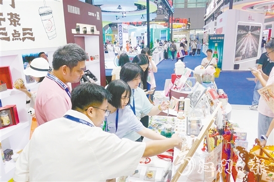 臺山文創(chuàng)產品受到市民、游客的青睞。