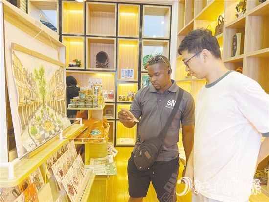 臺(tái)山市以公共文化場(chǎng)館為核心，充分發(fā)揮創(chuàng)意，開(kāi)發(fā)了一系列獨(dú)具特色的文化旅游產(chǎn)品。