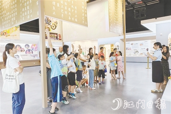 臺(tái)山市博物館組織開(kāi)展研學(xué)活動(dòng)，孩子們?cè)诔两襟w驗(yàn)中學(xué)習(xí)華僑歷史文化，感受傳統(tǒng)文化的博大精深。
