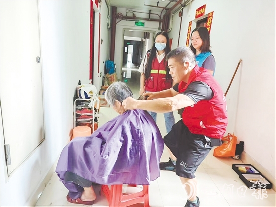 天福社區(qū)開展義剪活動，工作人員上門為行動不便老人理發(fā)。