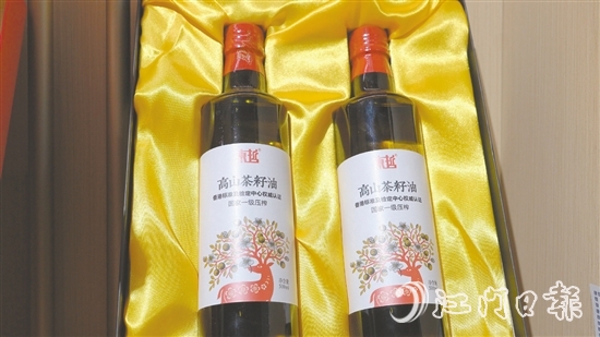 東哲品牌的茶籽油，煎炒炸皆適宜。