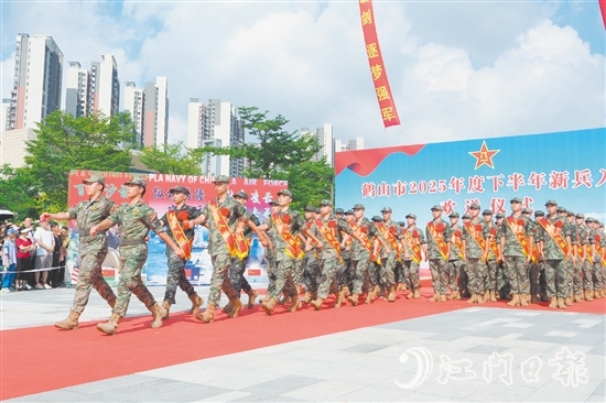 新兵們精神抖擻。