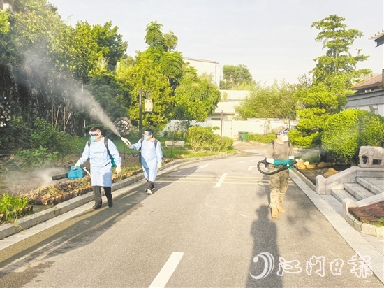 鶴山集中開展環(huán)境整治、消殺作業(yè)。