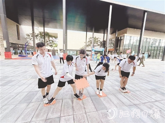 職工們?cè)趫F(tuán)結(jié)協(xié)作中展現(xiàn)奮勇爭(zhēng)先的精神面貌。