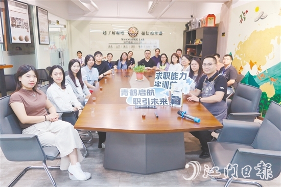 今年，鶴山市人力資源和社會保障局圍繞“提升求職能力、深化自我認(rèn)知、引路職業(yè)發(fā)展、匹配崗位實(shí)戰(zhàn)”四大板塊，整合政府、企業(yè)、高校、社會機(jī)構(gòu)等多方資源，聚焦青年人才求職痛點(diǎn)、能力短板與發(fā)展需求，于8月至12月實(shí)施“青鶴啟航·職引未來”2025年鶴山市青年人才就業(yè)服務(wù)提升行動。