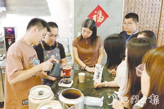 鶴山市通過一攬子就業(yè)創(chuàng)業(yè)服務(wù)，助力本地青年人才實(shí)現(xiàn)高質(zhì)量就業(yè)。