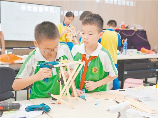 鶴山市積極舉辦各類青少年科技賽事，通過(guò)以賽促學(xué)、以賽促創(chuàng)的方式，為青少年搭建展示創(chuàng)意和動(dòng)手能力的平臺(tái)。