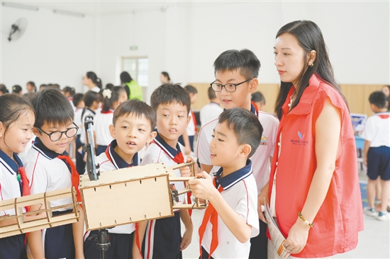 鶴山市舉辦“科普進(jìn)校園，點(diǎn)亮科技?jí)簟被顒?dòng)，學(xué)生們動(dòng)手操作設(shè)備，直觀了解科學(xué)原理在實(shí)際生活中的應(yīng)用，感受科技的無(wú)窮魅力。