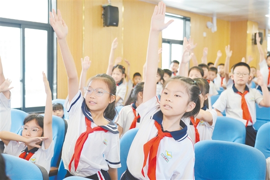 在有獎問答互動環(huán)節(jié)，學(xué)生們踴躍舉手答題，在輕松愉快的氛圍中掌握“兩熱”防控知識。