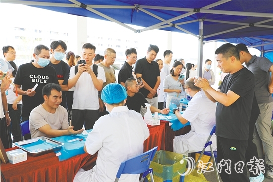 參訓(xùn)學(xué)員前往恩平市基層篩查現(xiàn)場(chǎng)進(jìn)行實(shí)地觀摩。
