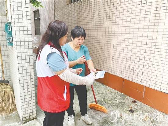 志愿者向市民派發(fā)傳單，宣傳防蚊滅蚊工作。