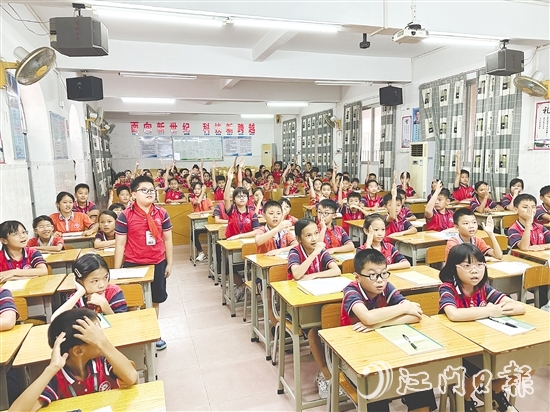 “青蘋果大課堂”上，學(xué)生們積極參與互動(dòng)、回答問(wèn)題，學(xué)習(xí)防蚊滅蚊知識(shí)。