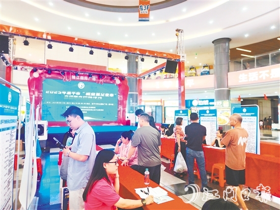 錦江國際廣場開展的“招聘夜市”為企業(yè)和求職者搭建交流平臺。