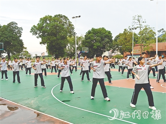 恩平全市60余所中小學(xué)校同步開展軍體拳訓(xùn)練，以鏗鏘動作展現(xiàn)青春力量。