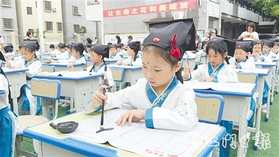 學(xué)生們?cè)诶蠋熤笇?dǎo)下認(rèn)真書寫“人”字。