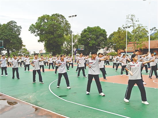 恩平全市60余所中小學(xué)校同步開展軍體拳訓(xùn)練，以鏗鏘動(dòng)作展現(xiàn)青春力量。