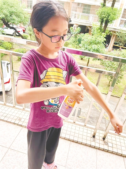 培英小學(xué)學(xué)生在噴驅(qū)蚊液。