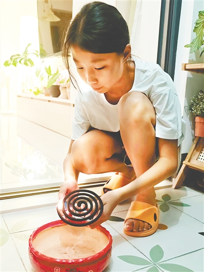 棠下實(shí)驗(yàn)小學(xué)學(xué)生在家點(diǎn)蚊香。