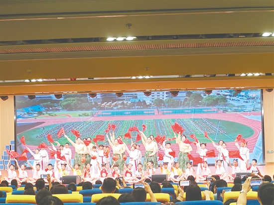 同學(xué)們帶來(lái)精彩的經(jīng)典誦讀表演。