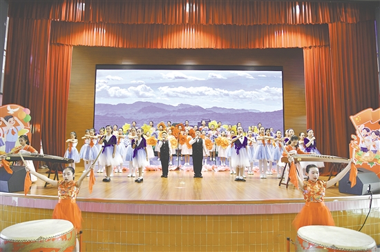 西郊小學(xué)讓美妙的歌聲成為校園文化不可或缺的部分。