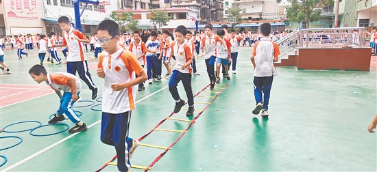 在西郊小學(xué)，田徑場(chǎng)不僅是強(qiáng)健體魄的跑道，更是錘煉意志品格的熔爐。