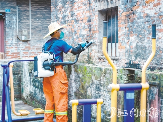 專業(yè)消殺員對公共區(qū)域進(jìn)行消殺。