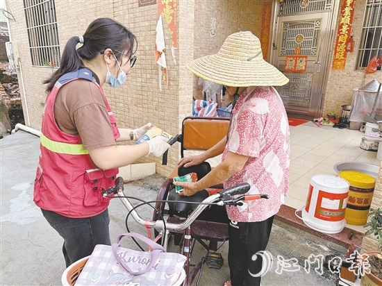 臺風(fēng)來臨前，網(wǎng)格員上門宣傳防蚊防臺風(fēng)知識，并派發(fā)滅蚊片、蚊香等。