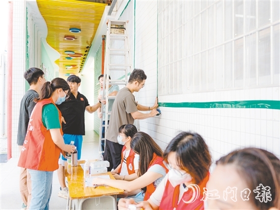 臺風(fēng)來襲，全區(qū)94個(gè)應(yīng)急避難場所開放。圖為黨員志愿者在安裝紗窗。