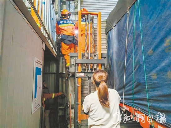 臺風(fēng)過境后，消防人員幫市民緊急維修變形卷簾門。