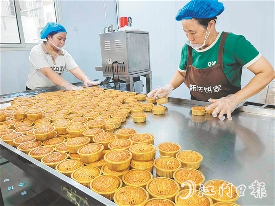 正值銷售旺季，新慶餅家每天能賣出逾萬個(gè)月餅。