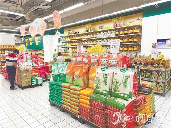 開平市積極做好生活物資保障工作，米、油、肉、菜等生活必需品供應(yīng)充足、價格平穩(wěn)。