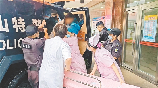 臺山市公安局民輔警在臺風中劈開“生命通道”，成功將一名臨產(chǎn)孕婦平安轉(zhuǎn)移到醫(yī)院分娩。臺山公安供圖