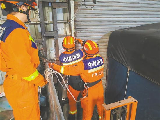 昨日14時許，江海區(qū)一處廠房卷簾門被強風吹至變形，存在安全隱患，消防隊員立即趕赴現(xiàn)場，利用設(shè)備對變形門框進行復位固定，并協(xié)助廠方轉(zhuǎn)移周邊易損物資。江海消防供圖