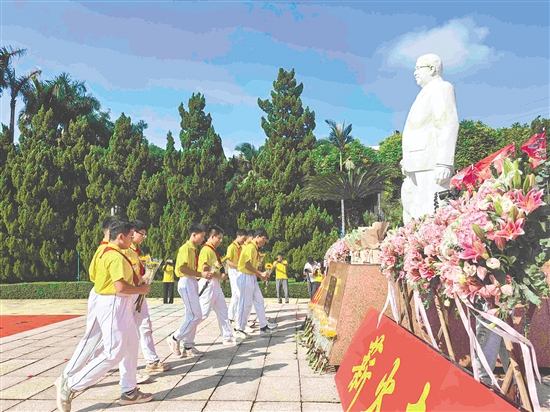 新會學(xué)子向陳經(jīng)綸先生石像獻(xiàn)花、鞠躬，表達(dá)心中的敬意和感恩之情。