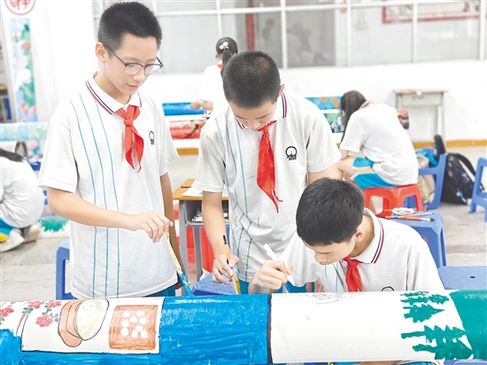 同學(xué)們?cè)谶M(jìn)行“二十四節(jié)氣”主題塑料管作品創(chuàng)作。