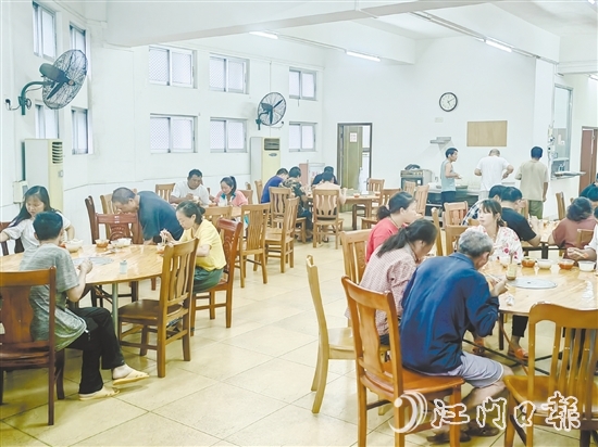 轉(zhuǎn)移安置的建筑工人在白沙街道應(yīng)急庇護中心有序就餐。