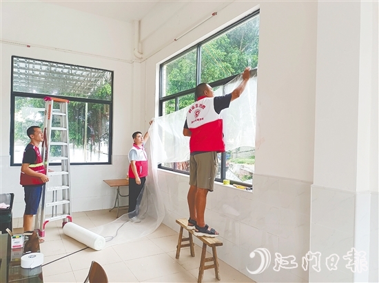 鶴山市各鎮(zhèn)（街）對應急避難場所進行全面消殺滅蚊、紗窗安裝等工作。
