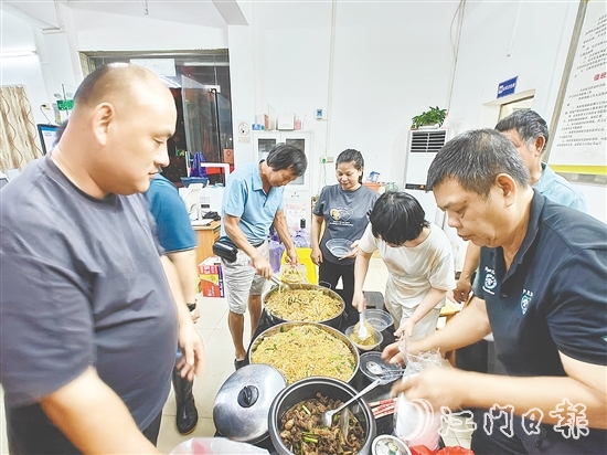 宅梧鎮(zhèn)靖村村委會為轉(zhuǎn)移群眾準備暖心晚餐。